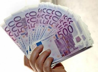 Billetes en mano Euros