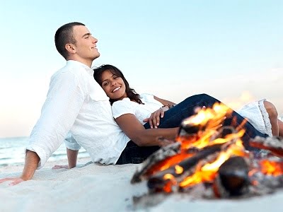 Camping en la playa  pareja