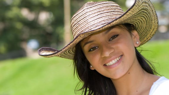 Chica colombiana con sombrero vueltiao