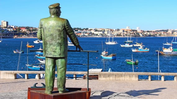 Estatua de bronce del rey Carlos I de Portugal en Cascais