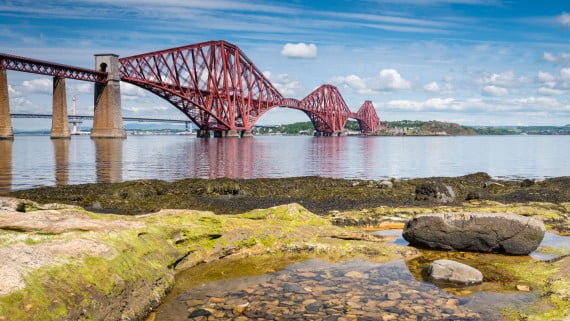 Forth Bridge con marea baja