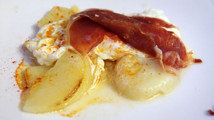 Tapas andaluzas: huevos rotos o estrellados