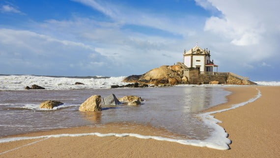 Iglesia Senhor da Pedra en Oporto, Portugal