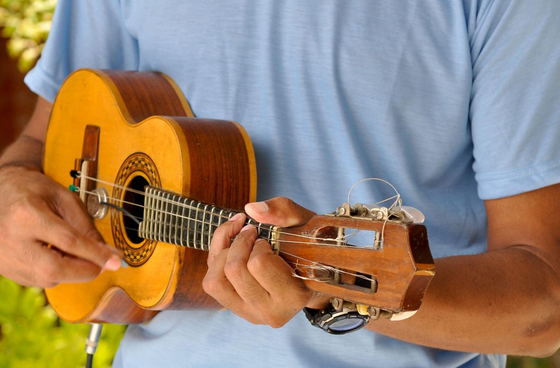 El cavaquinho: un instrumento de cuerda típico de Brasil