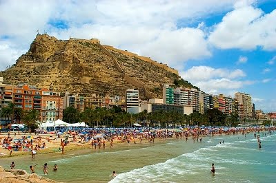 La Playa de Alicante bañistas