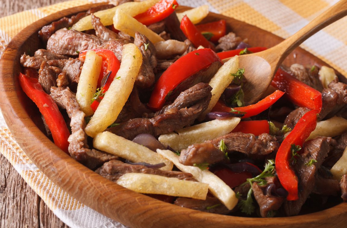 La forma tradicional de preparar el lomo saltado