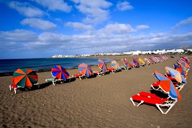 La playa de Lanzarote sillas