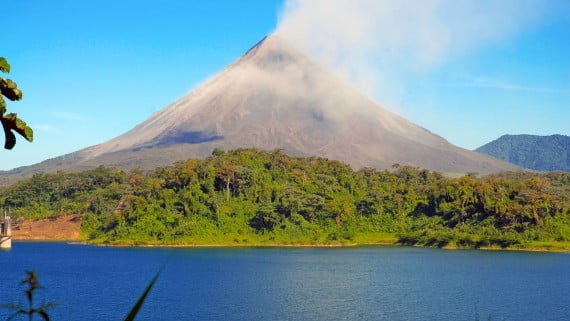 Lago Arenal, a orillas del Volcán Arenal (Costa Rica)