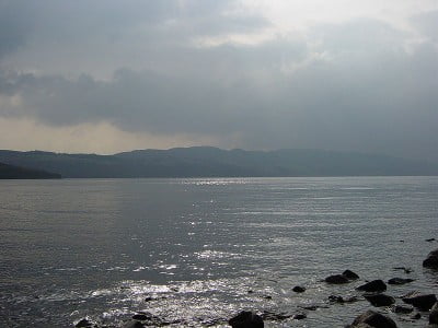 Lago Ness con nubes