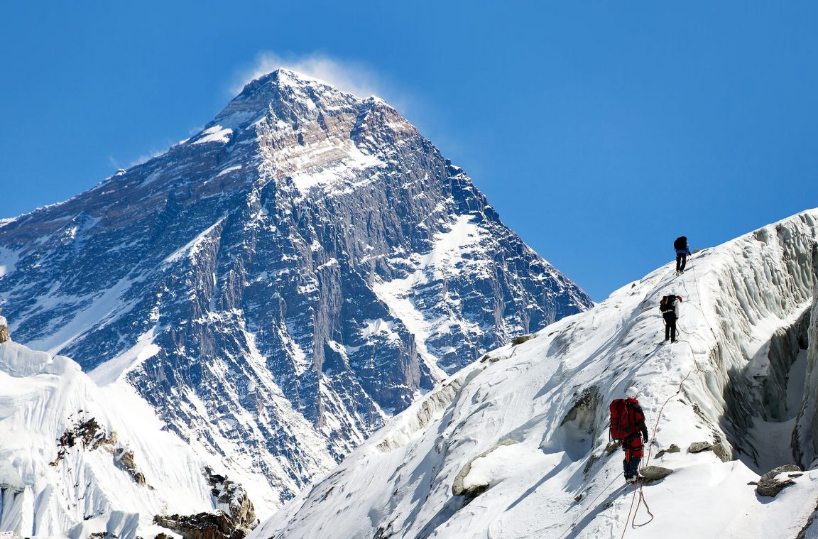 El monte Everest, entre China y Nepal