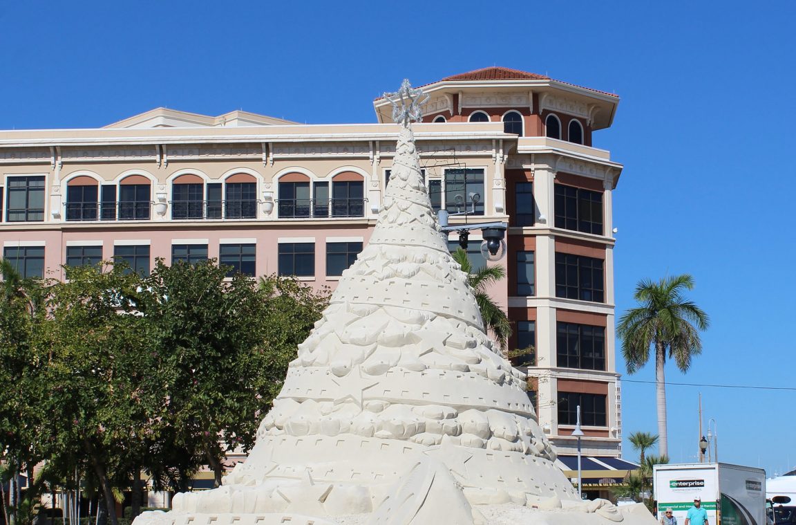 Sandi, el árbol de Navidad hecho de Arena, en Florida, Estados Unidos