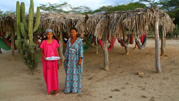 Mujeres wayú con traje típico