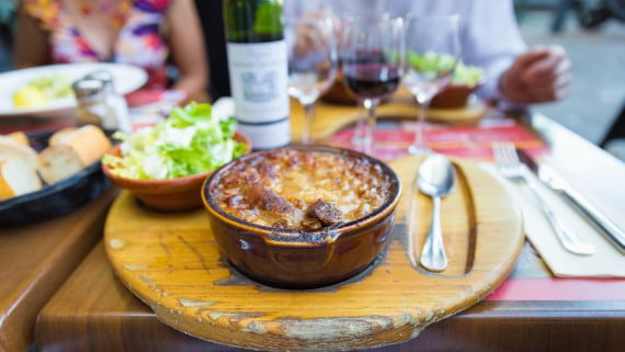 Presentación de un plato de cassoulet en Toulouse