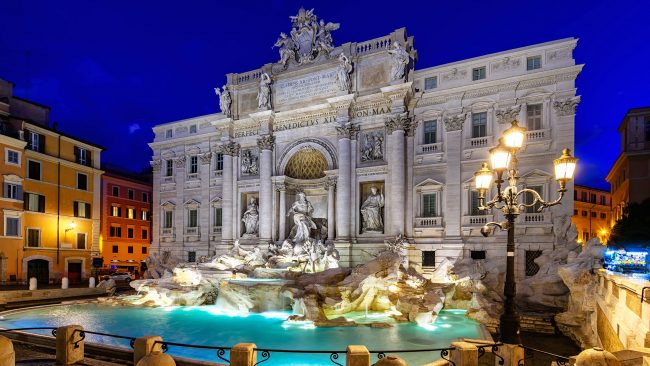 Llega la noche a la Fontana di Trevi, Roma