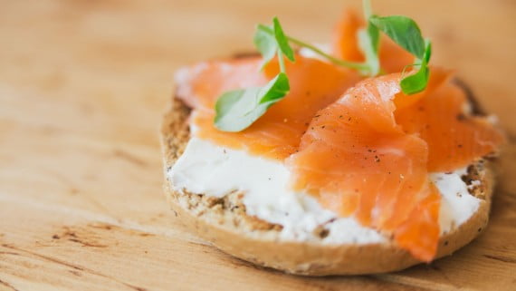 Tartine salada de salmón y queso sobre pan rústico