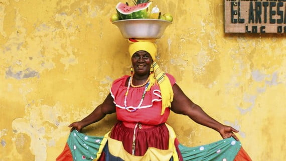 Traje tradicional de palenquera con palangana de frutas frescas