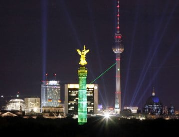 Vista de noche de La columna de la Victoria