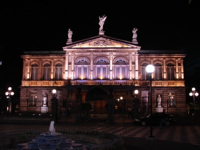 Vista nocturna del Teatro Nacional