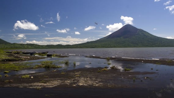 Vistas del Volcán de Momotombo desde el Lago de Managua