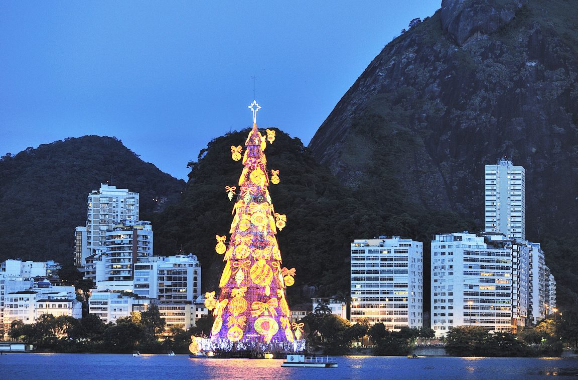 Árbol de Navidad flotante en Río de Janeiro, Brasil