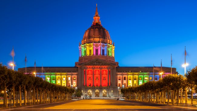 Ayuntamiento de San Francisco iluminado con la bandera arcoíris