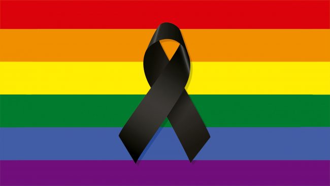 Bandera gay con lazo de luto por las víctimas de Orlando