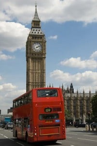 Bus en Londres pasando por el Big Ben