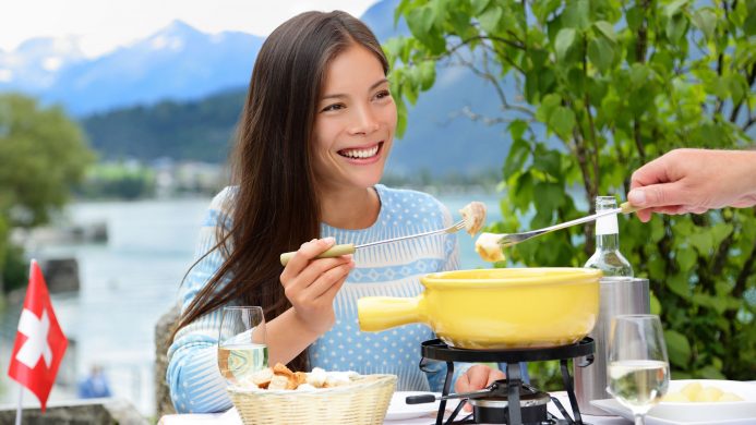 Comidas y bebidas tradicionales de Europa: fondue y vino blanco