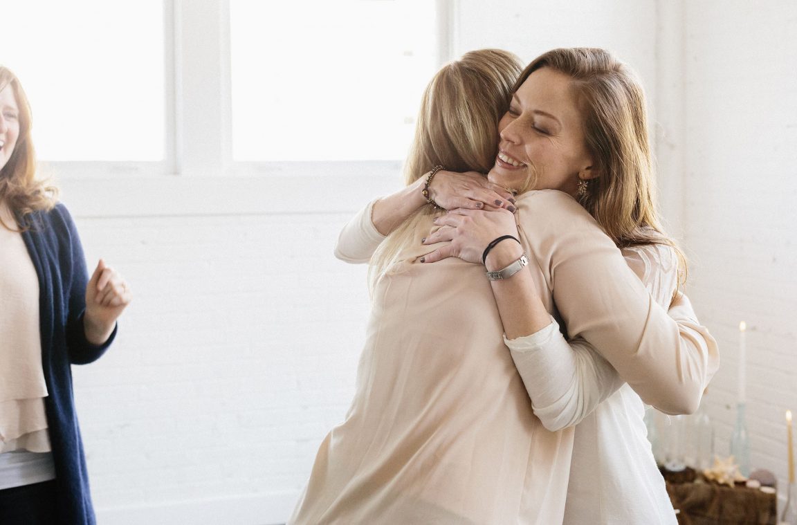 costumbres de Australia saludos entre mujeres