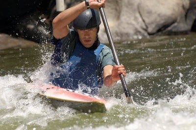 cursos de kayak practicando