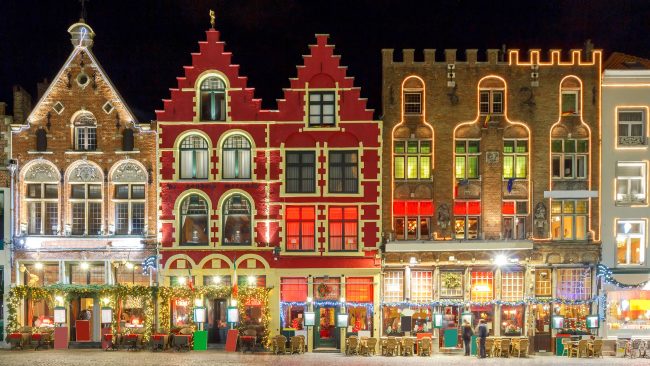 Decoración navideña en las calles de Brujas, Bélgica