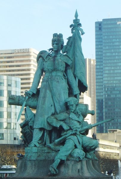 la defense estatua