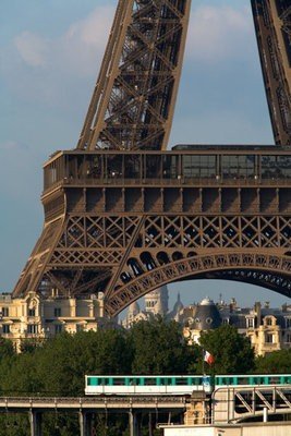 metro de paris y torre eiffel