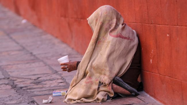 Indigente pidiendo dinero en las calles de México.