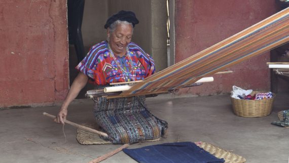 Mujer tejiendo en telar de palitos (Guatemala)