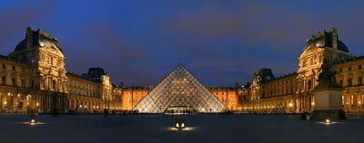 museo del louvre en paris de noche