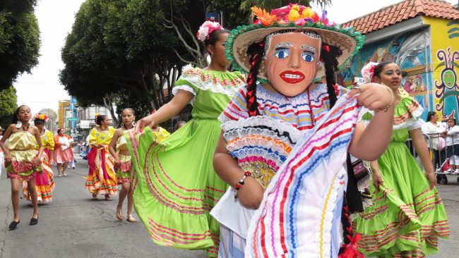 Niña disfrazada con el Traje de Trencilla de Nicaragua