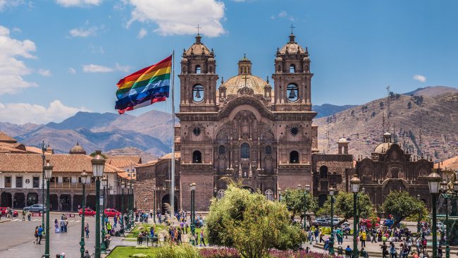 Plaza de las Armas del Cuzco con la bandera inca ondeando