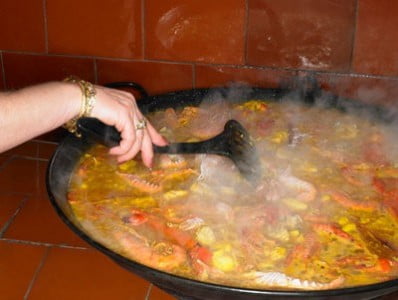 preparando la paella con mariscos