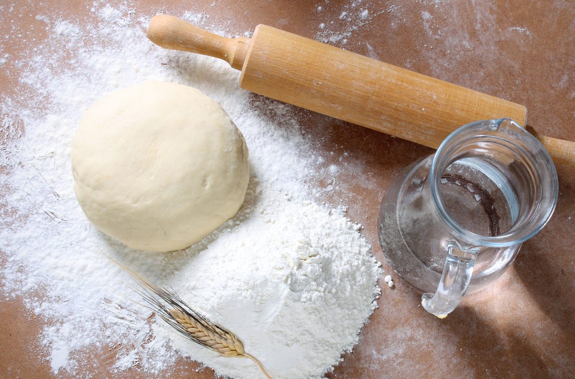 Ingredientes para elaborar la masa de pizza italiana