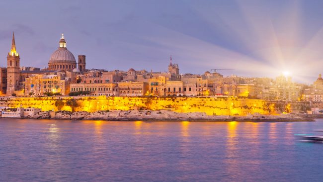 Vida nocturna en las calles de La Valeta, Malta