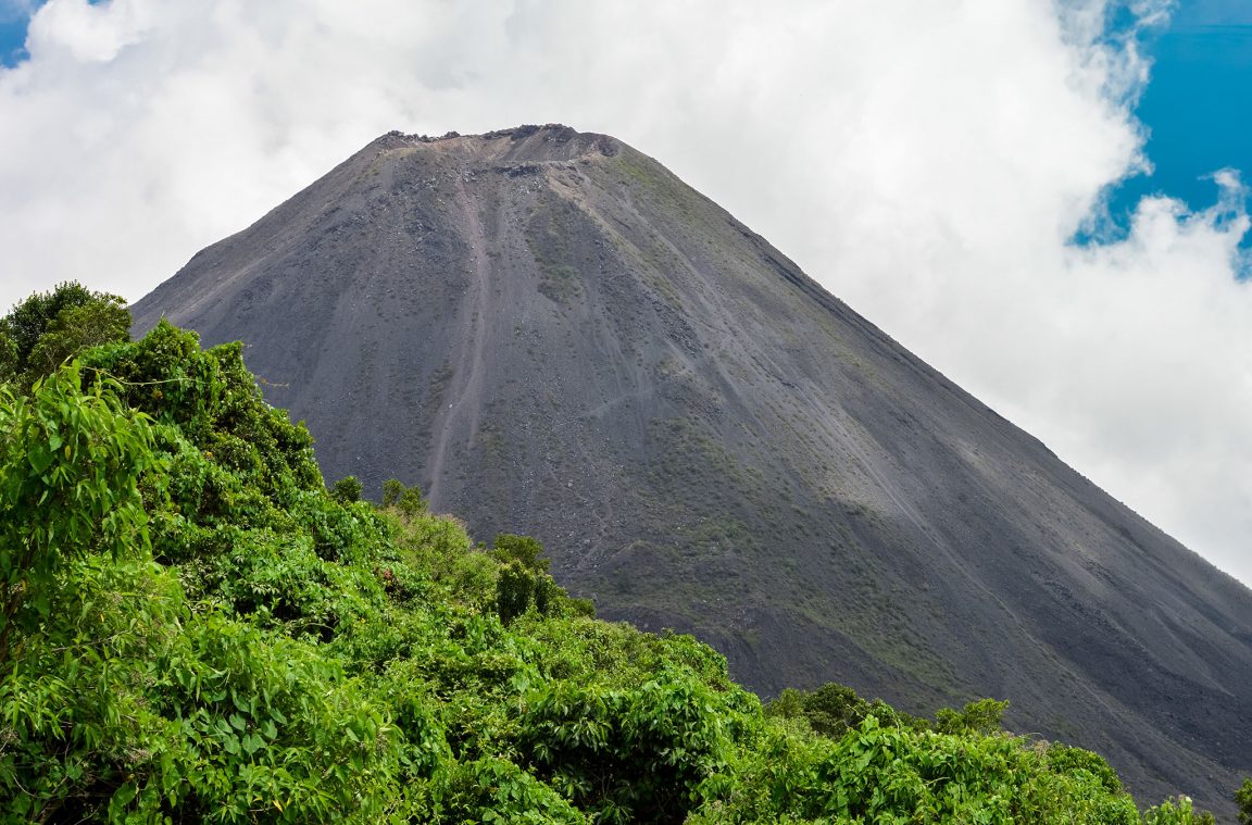 El volcán de Izalco: uno de los más jóvenes del territorio