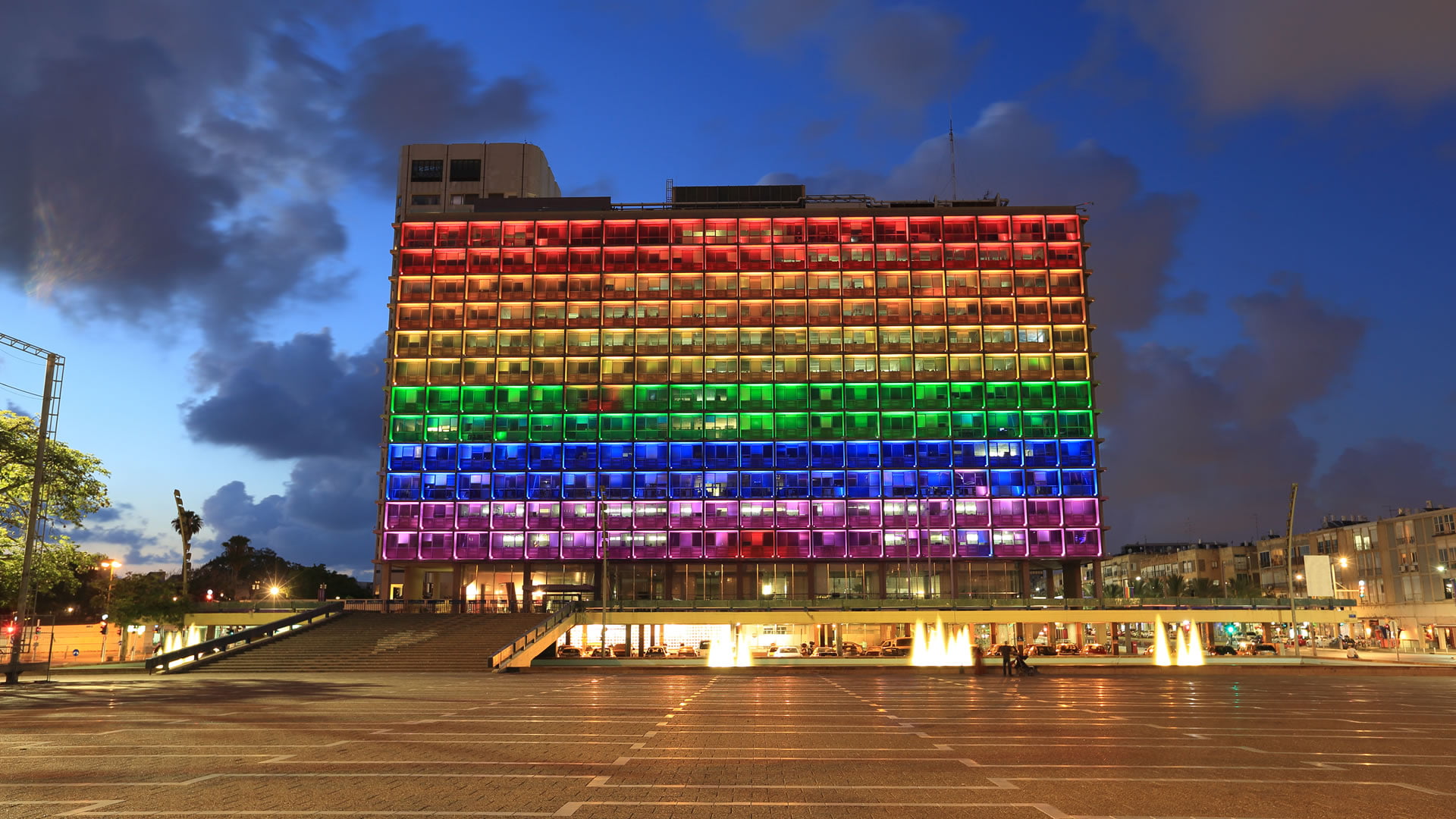 Eşcinsel gururu sırasında Tel Aviv Belediye Binası (İsrail)
