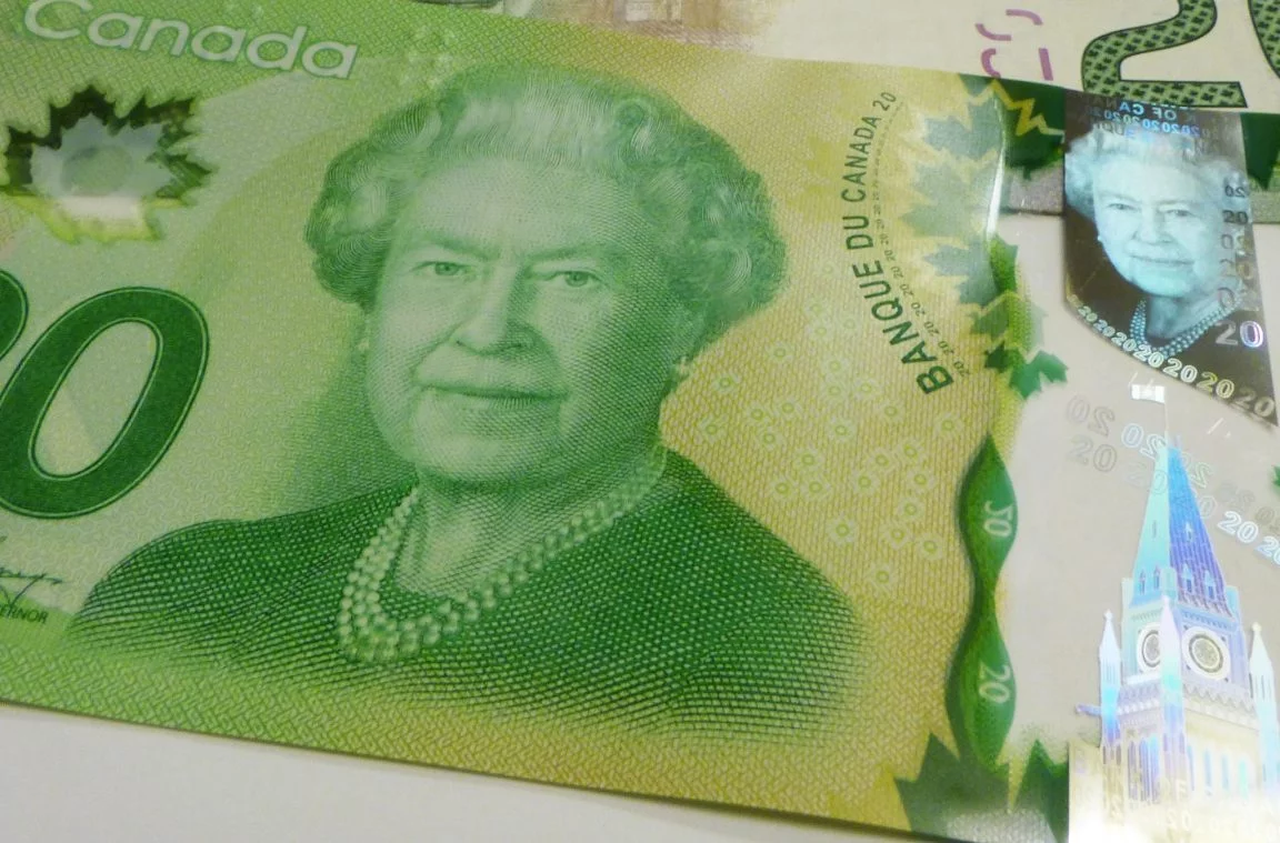A nota de 20 dólares canadense e a Rainha Elizabeth II