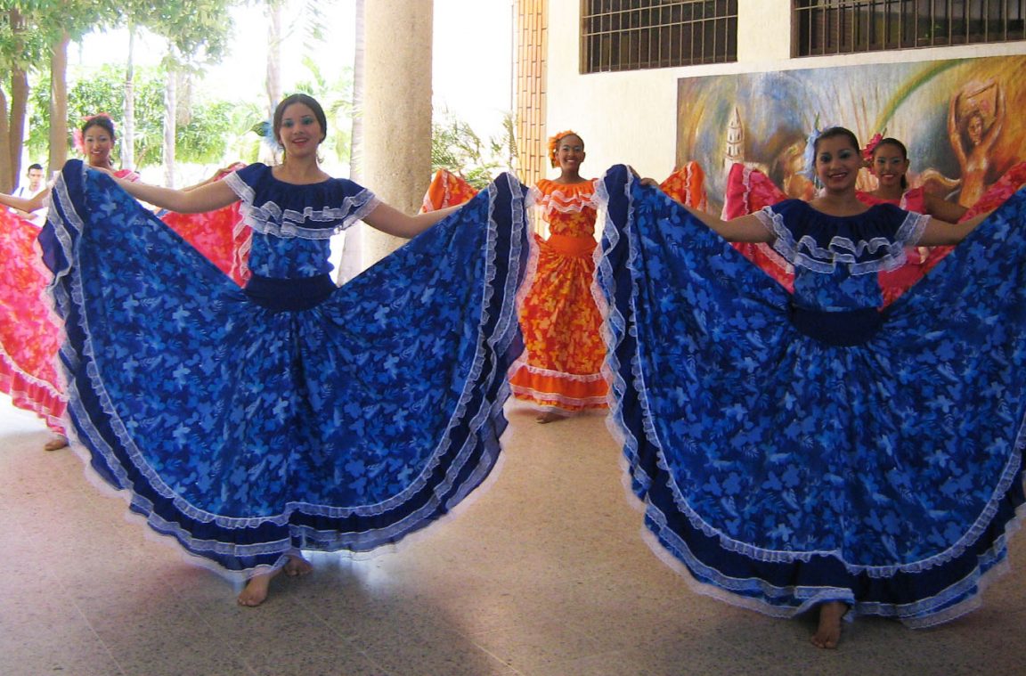 Kleidung für die typischen Tänze Kolumbiens