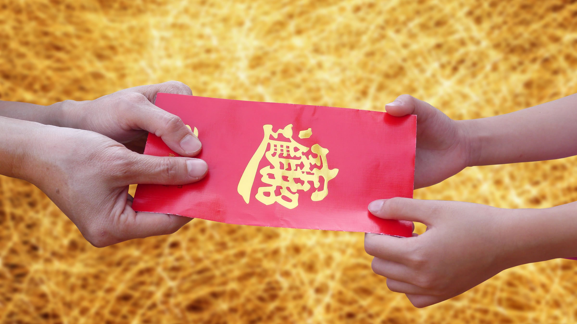 Dare e ricevere regali con due mani nella cultura cinese