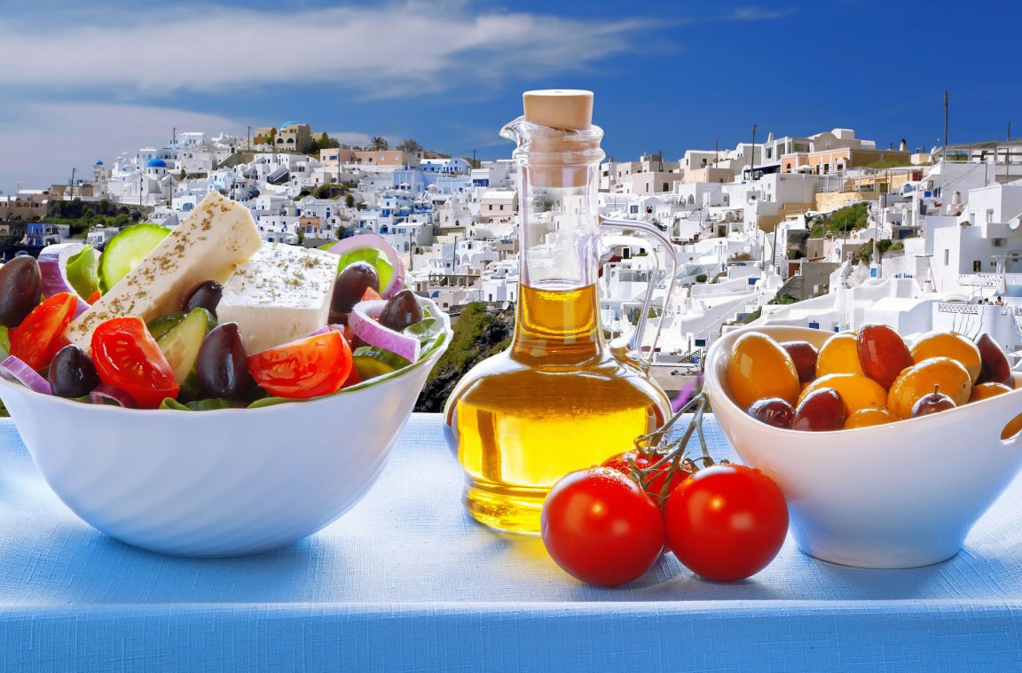 Preparare la classica insalata greca