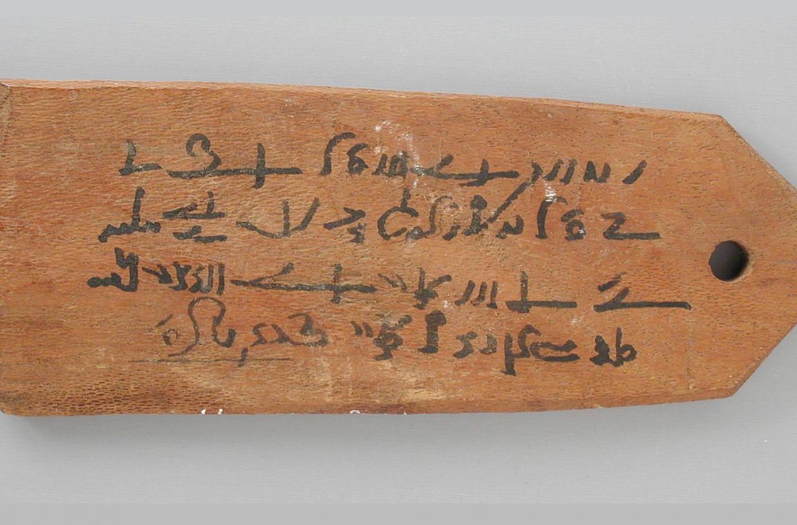 Etikett einer Mumie mit demotischen Inschriften