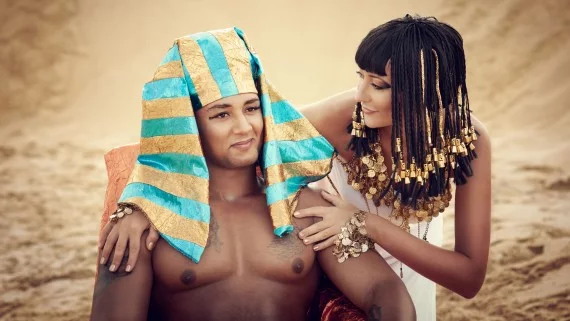 Faraón junto a Gran Esposa Real