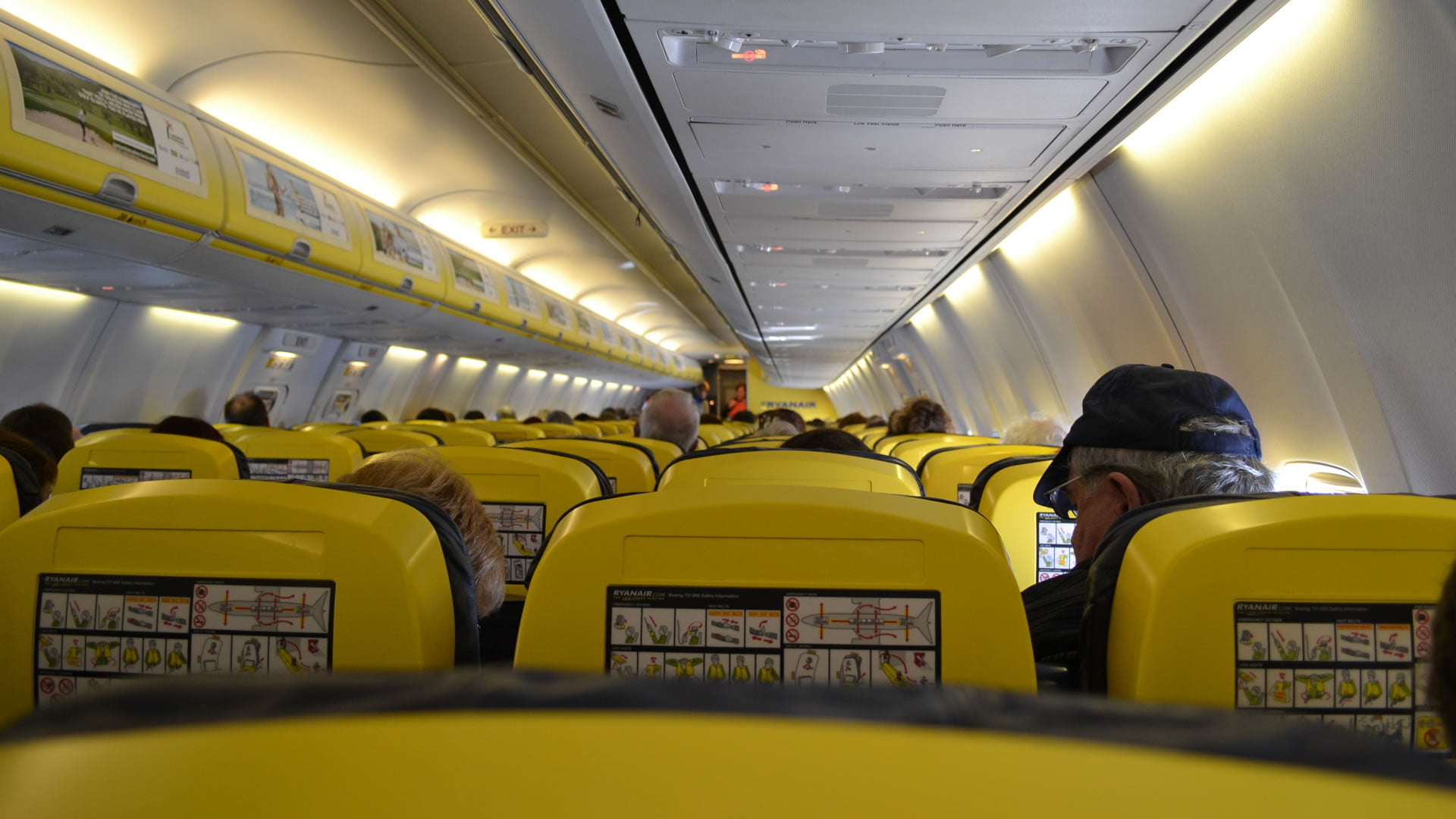 Interno della cabina dell'aeroplano Ryanair